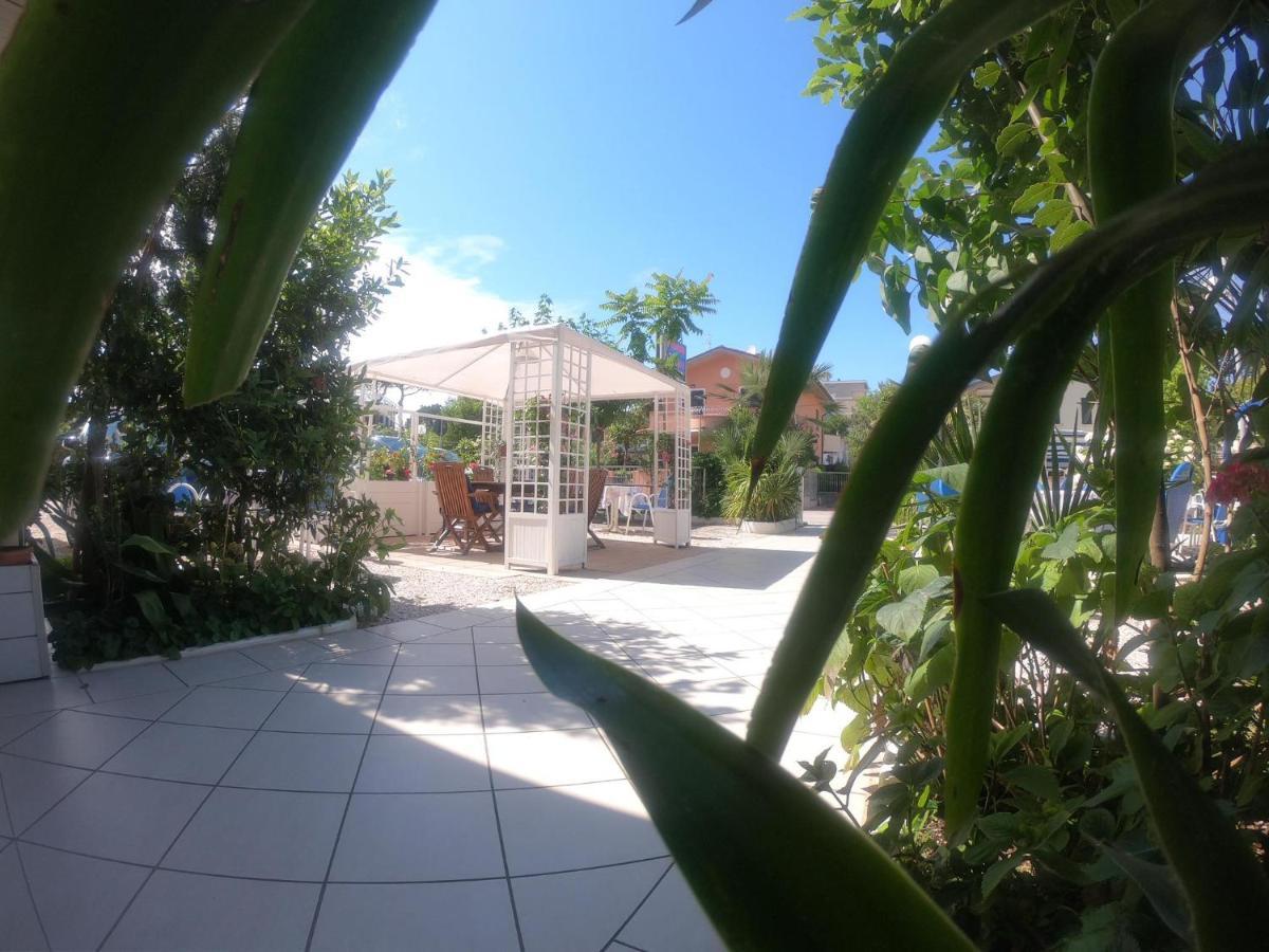 Splendid B&B Milano Marittima Bagian luar foto